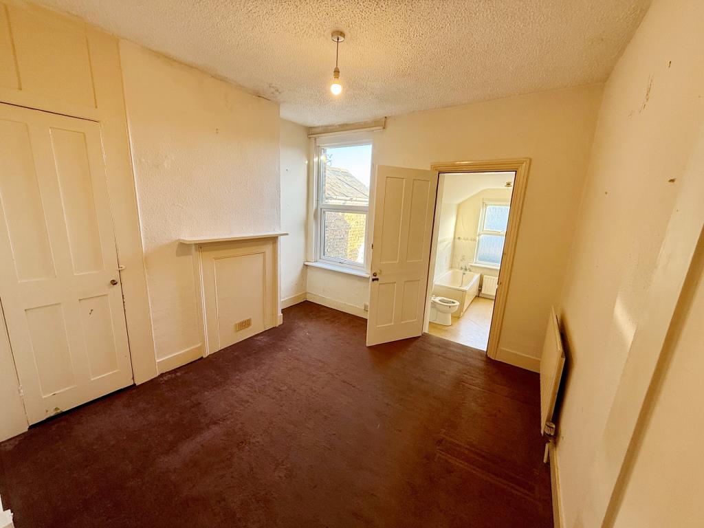 Lot: 100 - TERRACE HOUSE FOR IMPROVEMENT - Bedroom to rear